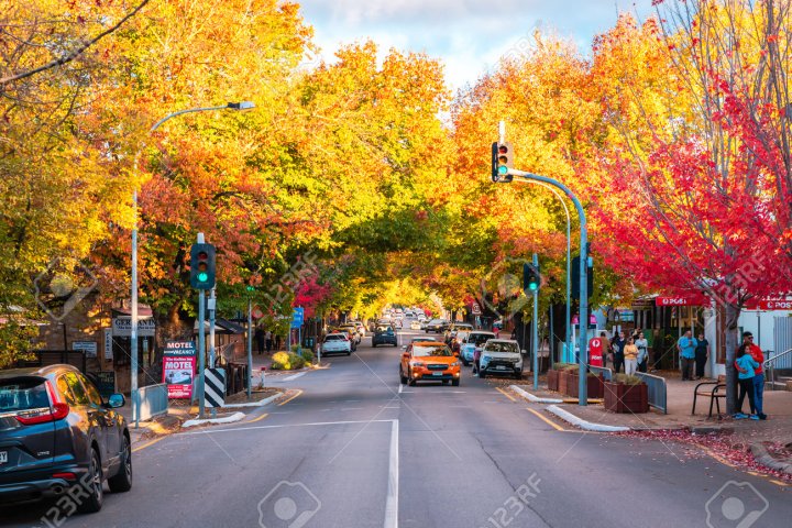a traffic light on a city street